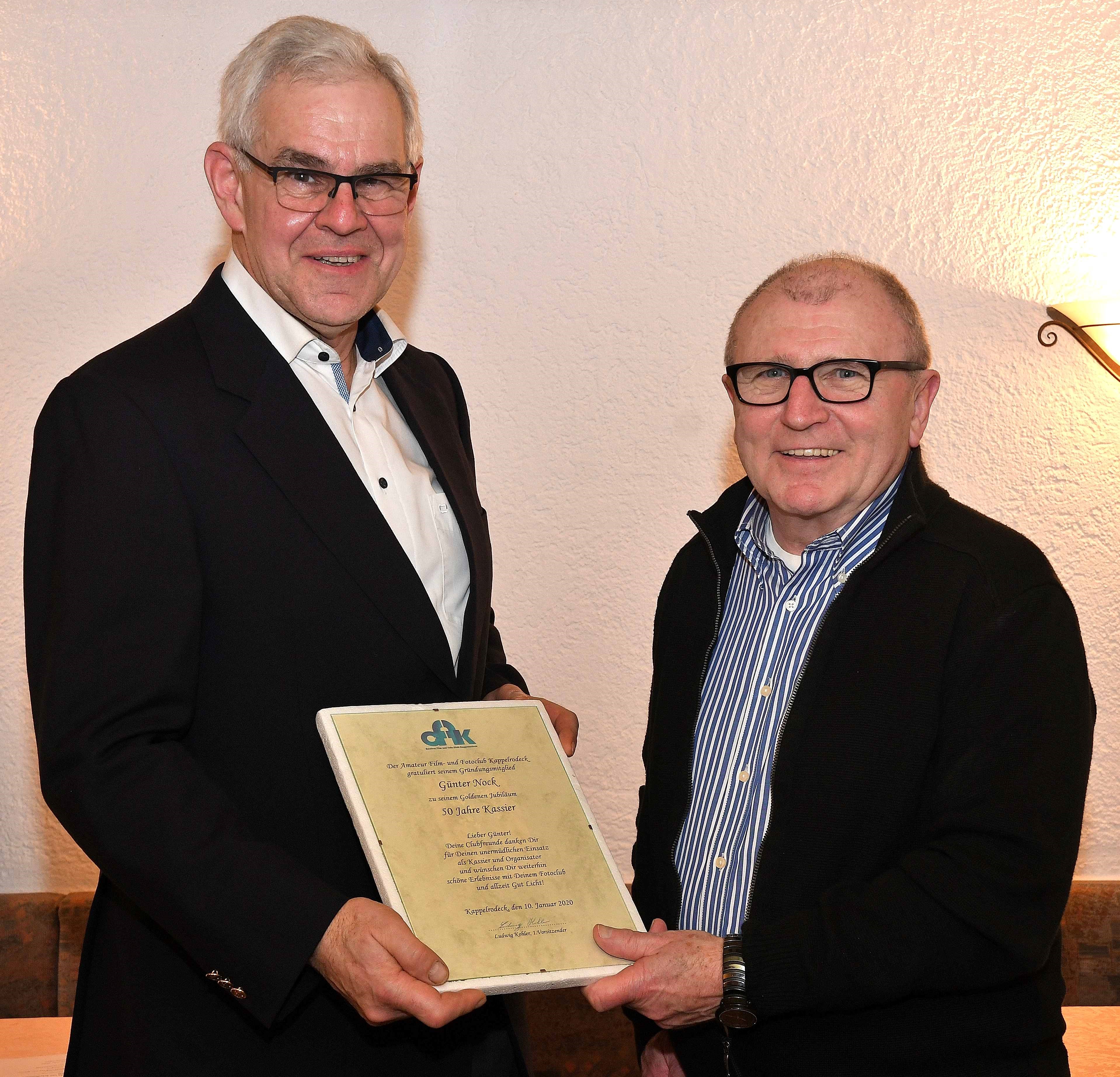 Günter Nock (rechts) engagiert sich seit 50 Jahren ununterbrochen im Amateur Film- und Fotoclub als Kassier. Vorsitzender Ludwig Kohler dankte ihm dafür und ehrte ihn mit Urkunde und Präsenten 